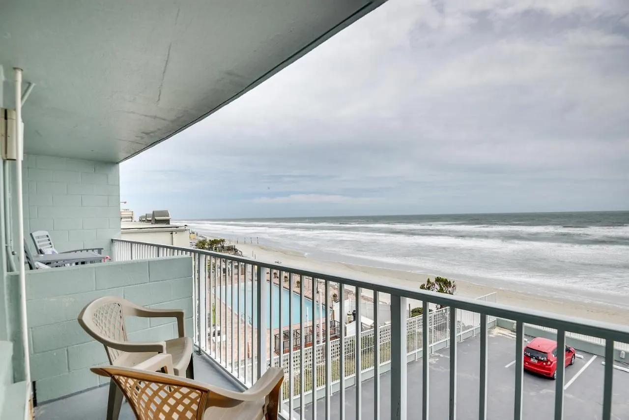 Updated Daytona Beach Oceanfront Studio!