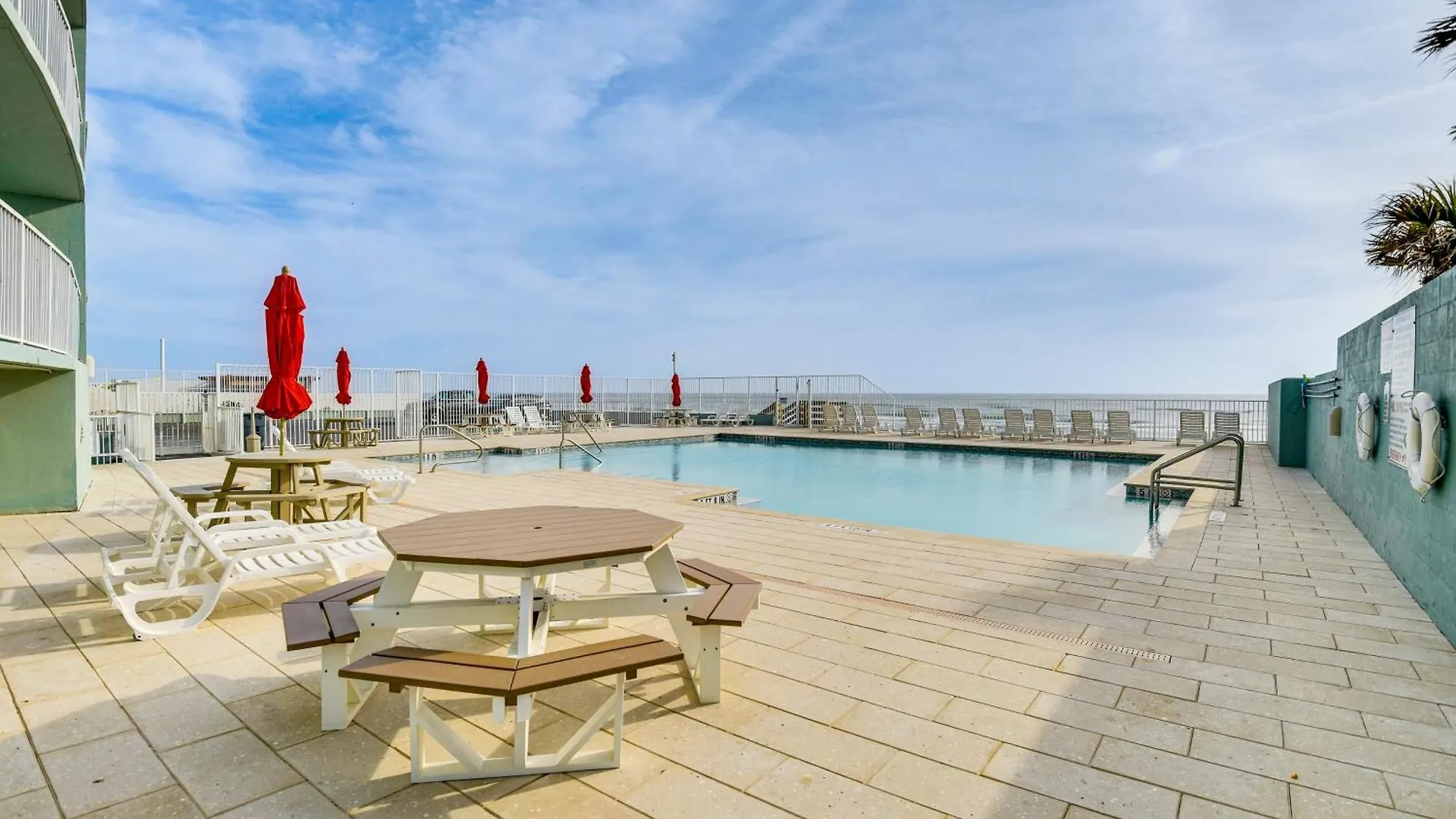 Updated Daytona Beach Oceanfront Studio!