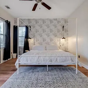Honey, I'm Near - Seen On Hgtv , Savannah United States